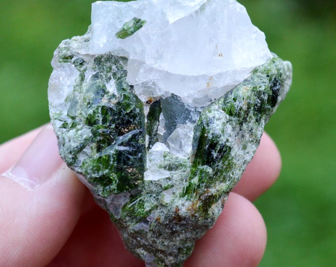 Chrome diopside & quartz 110 grams - Araçuaí, Minas Gerais, Brazil