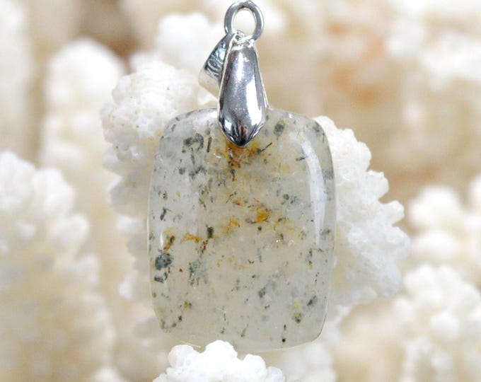 22-carat Epidote Quartz - Natural Stone Cabochon Pendant - China / GB47
