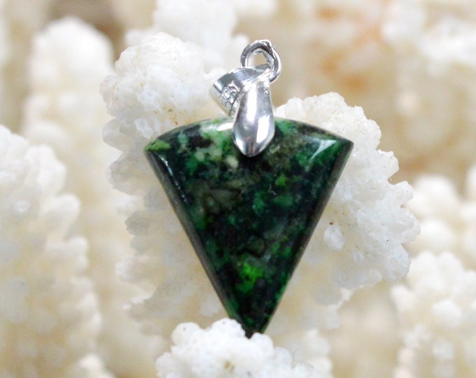 13 carat Omphacite Jade - natural stone cabochon pendant - Italy / FM57 - RARE
