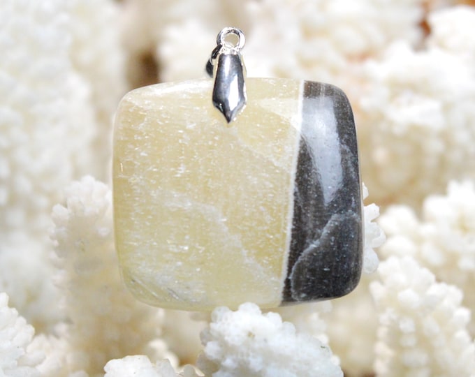 Calcite 67 carats - natural stone cabochon pendant - Mexico / EJ83