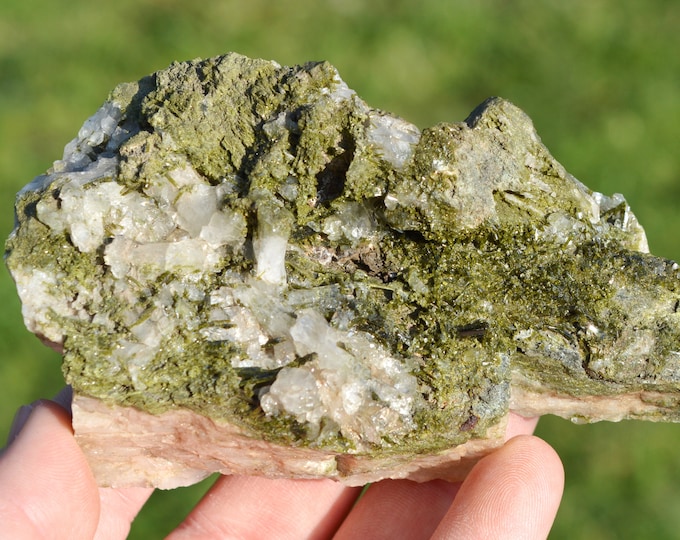 Epidote & Quartz 326 grams - Le Bourg-d'Oisans, Grenoble, Isère, Auvergne-Rhône-Alpes, France
