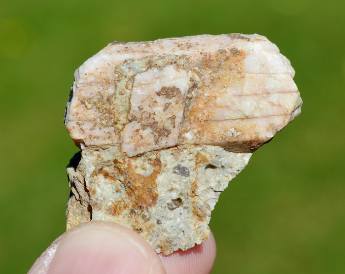 Orthoclase 15 grams - Four-la-Brouque ravine, Saint-Babel, Issoire, Puy-de-Dôme, Auvergne-Rhône-Alpes, France