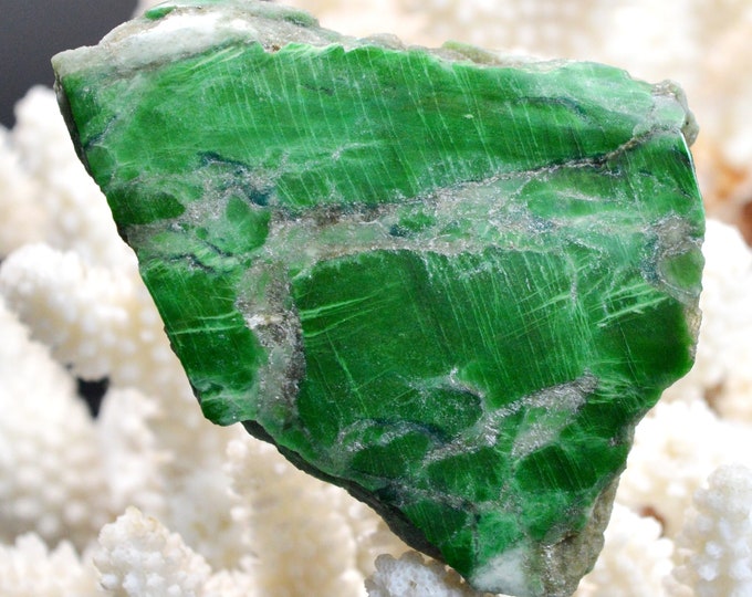 Slice - Jade Omphacite var. omphacite chrome 140 grams - Pellice Valley, Metropolitan City of Turin, Piedmont, Italy