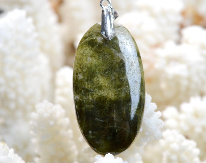 Vesuvianite 60 carats - natural stone cabochon pendant - Canada / EK3