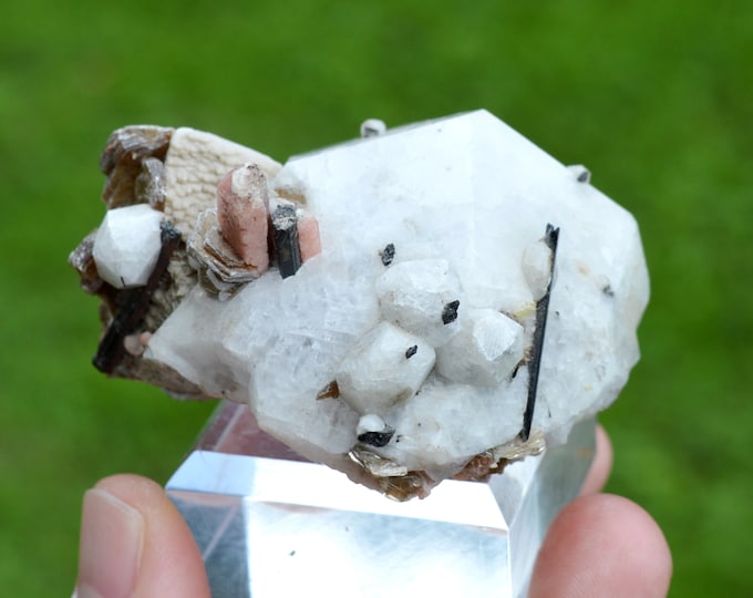 Analcime Serandite Polylithionite Aegirine 111 grams - Mont Saint-Hilaire, La Vallée-du-Richelieu RCM, Montérégie, Quebec, Canada