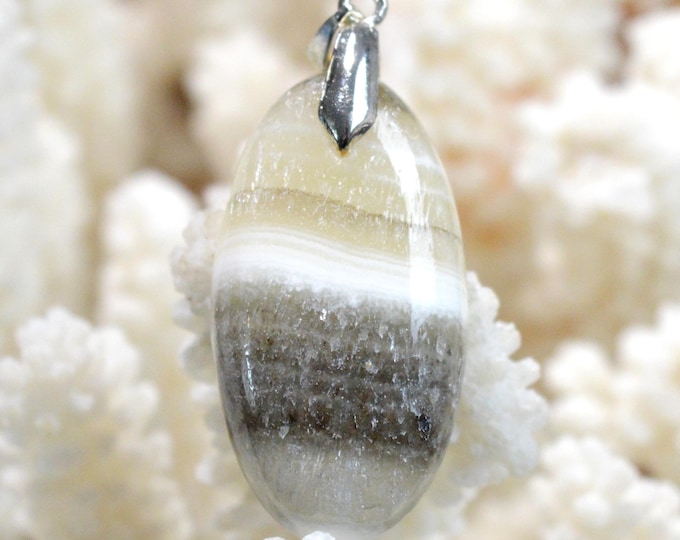 43-carat calcite - natural stone cabochon pendant - Mexico / GA87