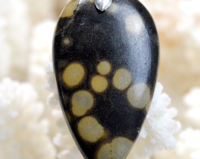 Scapolite in mica - 44 carats - natural stone cabochon pendant - India // BL46
