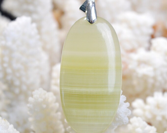 64 carat green onyx - natural stone cabochon pendant - Pakistan // DN28