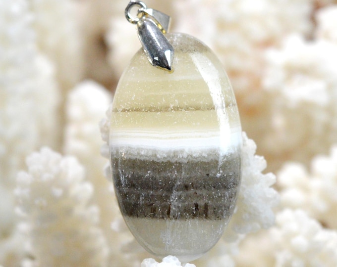 45-carat calcite cabochon pendant, natural stone - Mexico / GA85