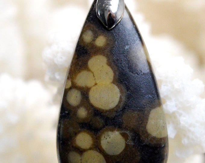Scapolite in mica - 32 carats - natural stone cabochon pendant - India // BL54