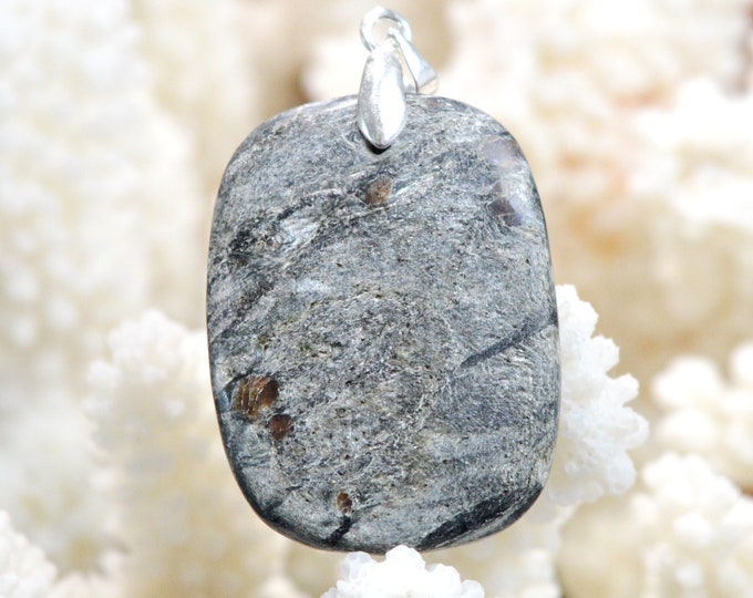 Grenat almandin & Mica schiste 42 carats - pendentif cabochon pierre naturelle - Scotland, UK // DL89