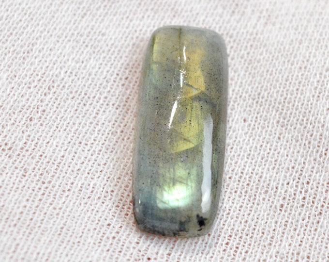 Labradorite 21 carats - natural stone cabochon - Madagascar / FJ55