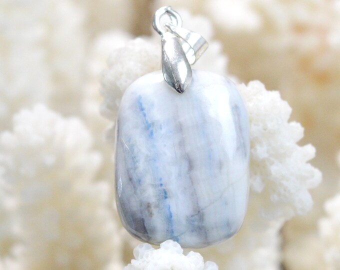 26 carat blue Scheelite - natural stone cabochon pendant - Türkiye / DO42
