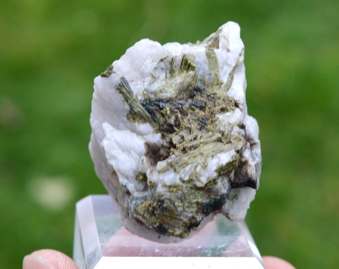Epidote & Quartz 84 grams - Cime du Cornillon, Le Bourg-d'Oisans, Grenoble, Isère, Auvergne-Rhône-Alpes, France