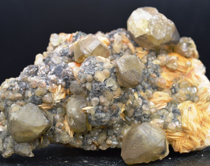Cerussite & barite - 833 grams - Fluorescent - Midladen, Morocco