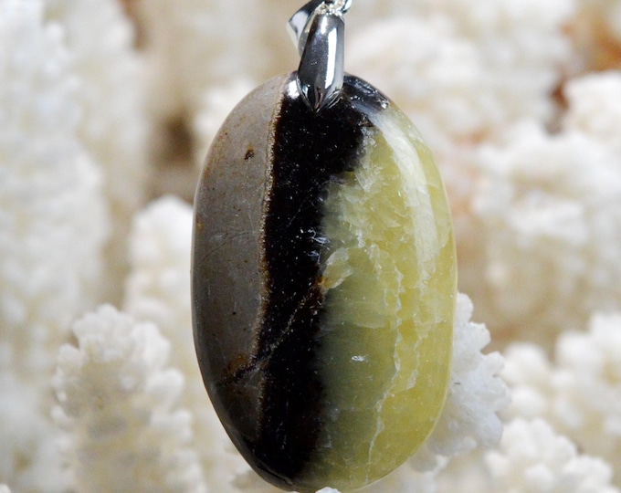 Septaria 69 carats - natural stone cabochon pendant - Madagascar / FR58