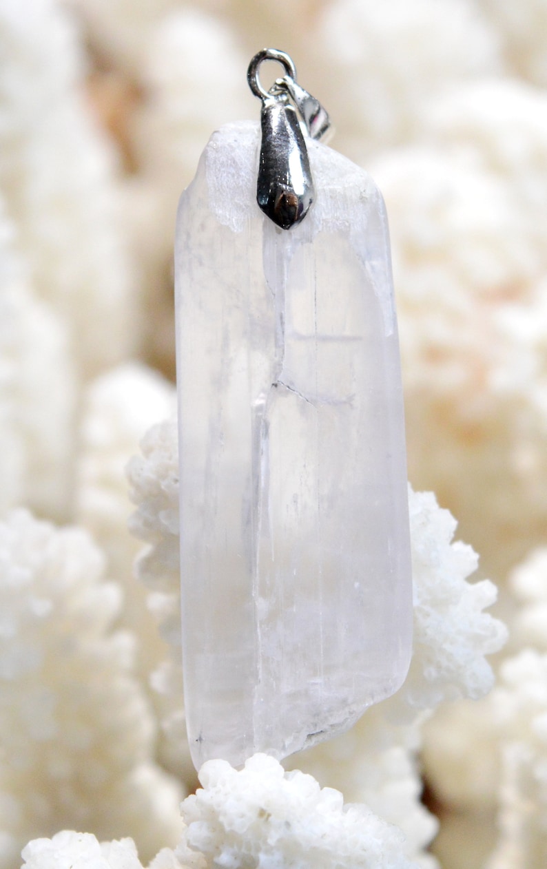 Kunzite 49 carats Pakistan Ref BB19 pendentif pierre naturelle