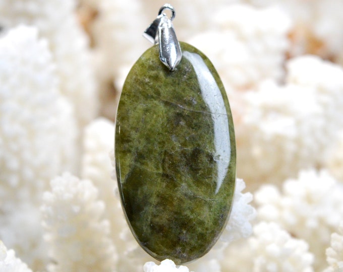 Vesuvianite 65 carats - natural stone cabochon pendant - Canada / EJ98