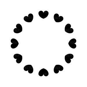 Può includere: Un'immagine in bianco e nero di un cerchio fatto di cuori. I cuori sono disposti in un cerchio attorno a uno spazio bianco al centro.