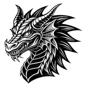Può includere: Illustrazione in bianco e nero di una testa di drago con denti aguzzi e un'espressione feroce. Il drago ha squame intricate e una criniera spinosa.