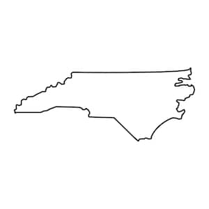 Op de afbeelding: Een zwarte omtrek van de staat North Carolina op een witte achtergrond. De vorm is een eenvoudig, minimalistisch ontwerp dat de kenmerkende grenzen van de staat laat zien.
