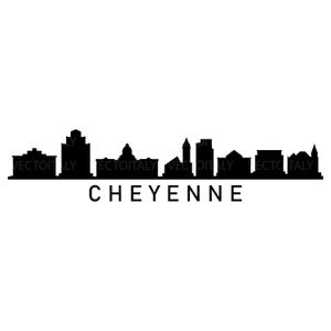 Könnte beinhalten: Eine schwarz-weiße Silhouette der Skyline von Cheyenne, Wyoming. Das Bild zeigt verschiedene Gebäudeformen und den Stadtnamen in fetter Schrift darunter. Das Design ist einfach und grafisch.