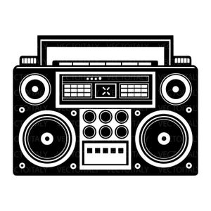 Può includere: Un'illustrazione grafica in bianco e nero di un boombox con due grandi altoparlanti, due altoparlanti più piccoli, un pannello di controllo centrale con pulsanti circolari, un vano per cassette e una maniglia rettangolare sulla parte superiore.
