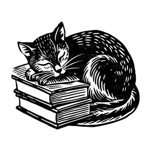 Può includere: Illustrazione in bianco e nero di un gatto che dorme su una pila di libri. Il gatto è raggomitolato, con gli occhi chiusi e le zampe appoggiate sul libro in cima. I libri sono impilati ordinatamente, con pagine visibili.