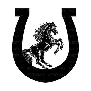 以下が含まれることがあります： 蹄鉄の中にいる、黒と白のイラストの立ち上がった馬。馬は、なびくたてがみと尾で詳細に描かれています。蹄鉄には「VECTOITALY」の文字が書かれています。