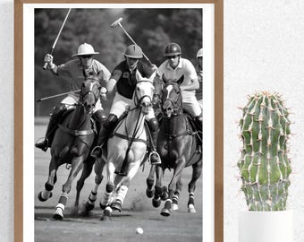 Puede incluir: Impresión enmarcada en blanco y negro de un partido de polo. Varios jinetes a caballo están en plena acción, balanceando mazos. Una pelota de polo es visible en el suelo. Los jinetes llevan cascos y ropa de montar.