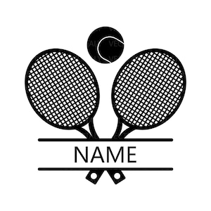 Può includere: Silhouette in bianco e nero di due racchette da tennis incrociate con una palla da tennis sopra. Le racchette hanno un motivo a rete e la palla ha una cucitura. Il testo "NAME" è sotto le racchette.