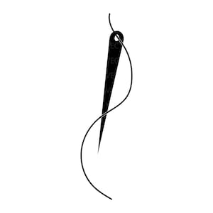 Può includere: Illustrazione in bianco e nero di un ago con filo. L'ago, di forma allungata, ha un'occhiello rotondo. Il filo, sinuoso, attraversa l'occhiello, suggerendo cucito o ricamo.
