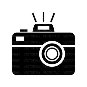Può includere: Illustrazione in bianco e nero di una fotocamera con flash. La fotocamera ha un corpo rettangolare con un obiettivo al centro e un flash in alto. Il testo "ITALY VECTOITALY" è ripetuto attorno alla fotocamera.
