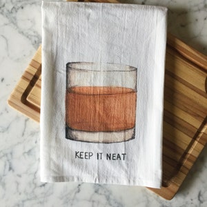 Keep It Neat Geschirrtuch | Bourbon Kunst | Ordentlicher Bourbon | Bourbonen Geschenk zum Vatertag | Bourbon Geschenk | Bourbon Liebhaber Kunst | Bourbon Bar Dekor