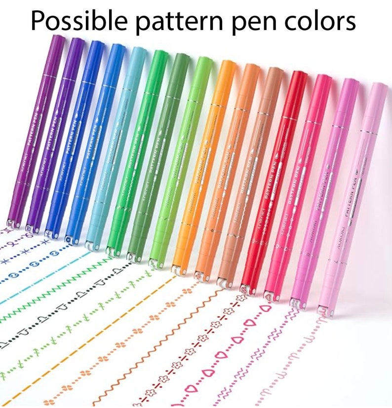 Pode incluir: Um conjunto de 18 canetas de padr&atilde;o de dupla ponta em uma variedade de cores, incluindo roxo, azul, verde, amarelo, laranja, vermelho, rosa e rosa claro. As canetas est&atilde;o dispostas em uma fila, com as pontas das canetas voltadas para o espectador. As canetas s&atilde;o etiquetadas como "Pattern Pen".