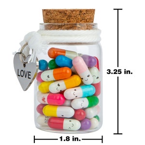 Pode incluir: Um frasco de vidro cheio de c&aacute;psulas coloridas com carinhas sorridentes, cada uma contendo uma nota de amor. O frasco tem uma tampa de corti&ccedil;a e um amuleto em forma de cora&ccedil;&atilde;o com a palavra "LOVE" nele. O frasco mede 3,25 polegadas de altura e 1,8 polegadas de largura.