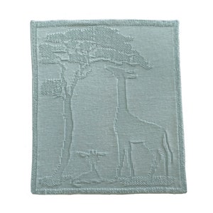 Könnte beinhalten: Eine hellblaue Babydecke mit einem gestickten Design von zwei Giraffen, die unter einem Baum stehen.