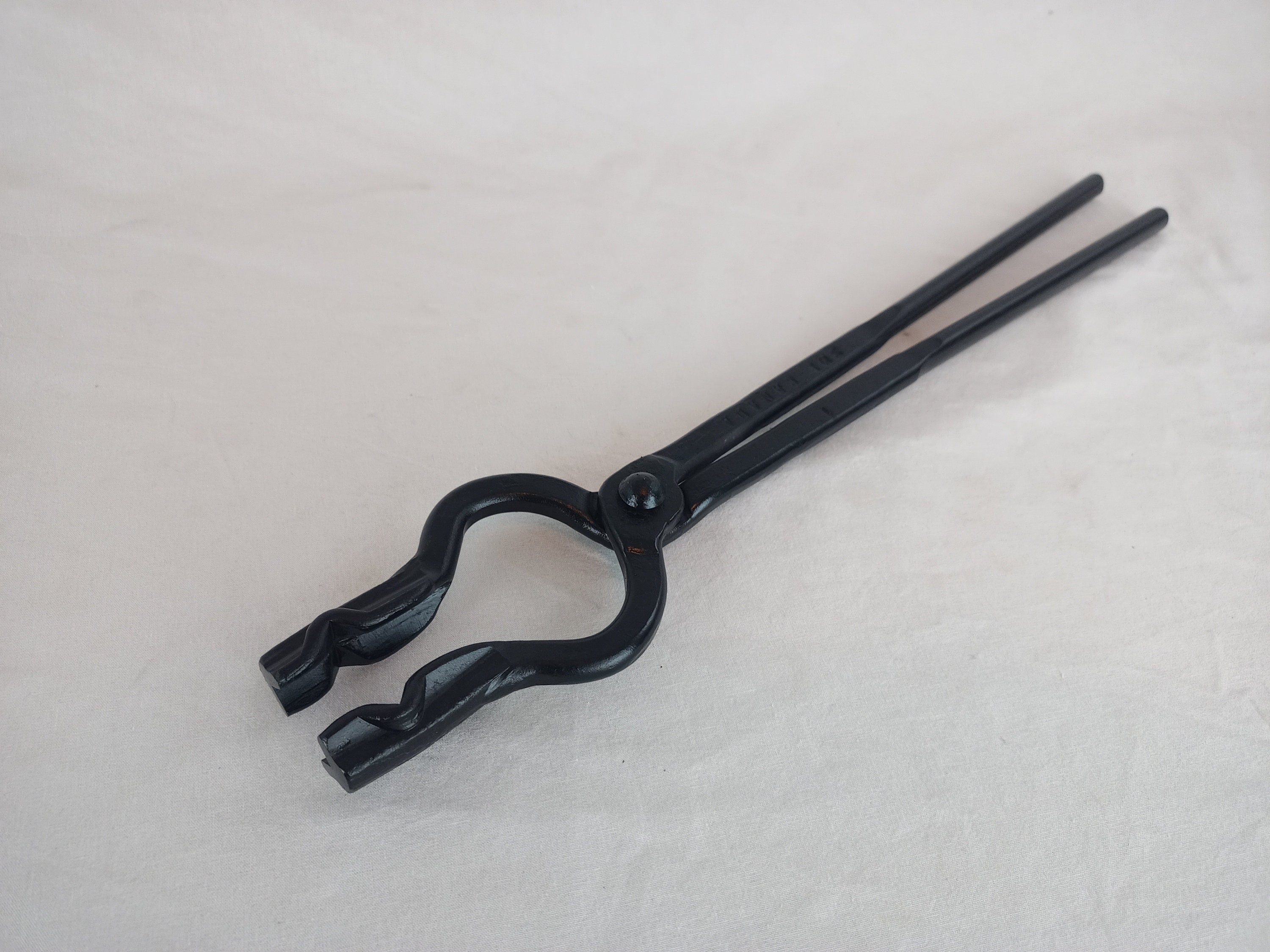 Blacksmith 1 inch v bit tongs, bolt jaw tongs