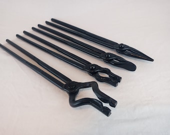 Zestaw startowy szczypiec kowalskich do kucia ostrzy. Szczypce płaskie, spiralne, z grotem w kształcie litery V i szczypce z ostrzem do kucia kowadła.