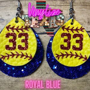 K&ouml;nnte beinhalten: Ein Paar gelbe und blaue Softball-Ohrringe mit der Nummer 33 in rotem Glitzer. Die Ohrringe sind aus Leder und haben eine royalblaue Glitzer-R&uuml;ckseite.