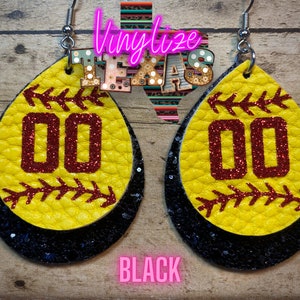 K&ouml;nnte beinhalten: Ein Paar schwarze und gelbe Softball-Ohrringe mit roten Glitzerzahlen 00. Die Ohrringe sind aus Leder und haben eine schwarze Glitzer-R&uuml;ckseite.