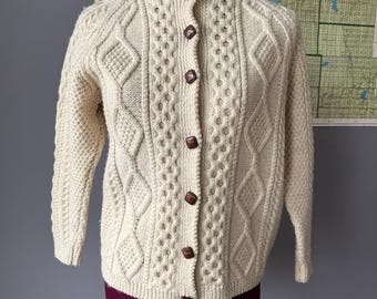 Cardigã vintage tamanho M, tricotado à mão em estilo Aran, década de 1960.