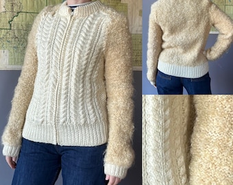 Klasyczny sweter kardigan z wełny Boucle & Cables w rozmiarze M, ręcznie robiony na drutach