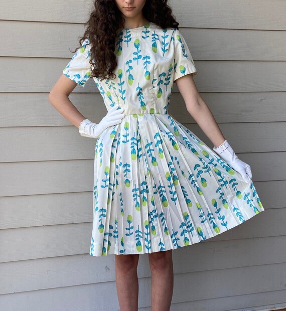 Vintage 1950s XS floral dress by Leslie Fay - image 2