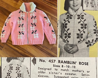 Klasyczny sweterek dziecięcy z motywem różowych kwiatów Cowichan „Ramblin’ Rose” z lat 50. XX wieku l Mary Maxim l Ręcznie robiony