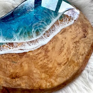 Tábua de charcutaria em resina com madeira de oliveira | Tábua de queijos em resina com tema de oliveira | Ideia de presente inspirada em Maui | Ideia de presente com tema oceânico | Decoração para casa de praia imagem 11