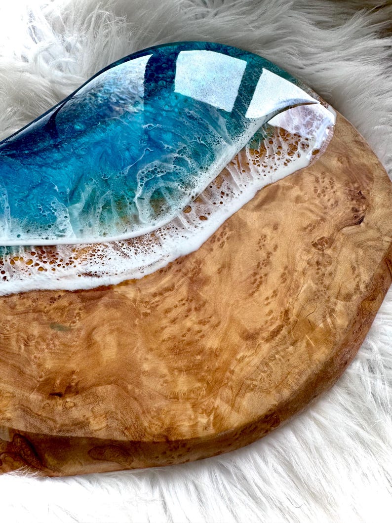 Tábua de charcutaria em resina com madeira de oliveira | Tábua de queijos em resina com tema de oliveira | Ideia de presente inspirada em Maui | Ideia de presente com tema oceânico | Decoração para casa de praia imagem 11