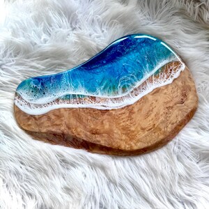 Tábua de charcutaria em resina com madeira de oliveira | Tábua de queijos em resina com tema de oliveira | Ideia de presente inspirada em Maui | Ideia de presente com tema oceânico | Decoração para casa de praia imagem 17
