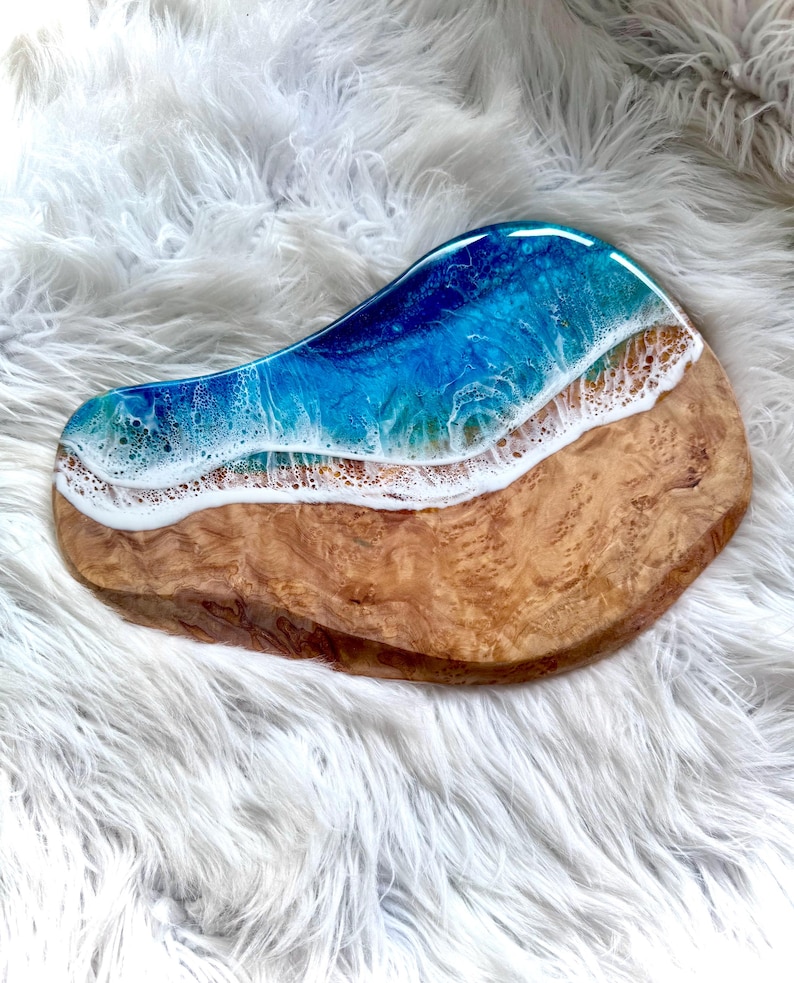 Tábua de charcutaria em resina com madeira de oliveira | Tábua de queijos em resina com tema de oliveira | Ideia de presente inspirada em Maui | Ideia de presente com tema oceânico | Decoração para casa de praia imagem 17