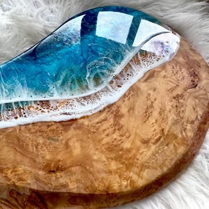Tábua de charcutaria em resina com madeira de oliveira | Tábua de queijos em resina com tema de oliveira | Ideia de presente inspirada em Maui | Ideia de presente com tema oceânico | Decoração para casa de praia imagem 3